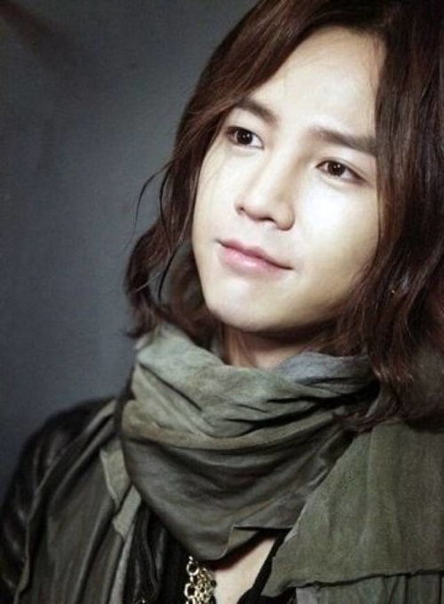 张根硕晒近照依旧帅气迷人,原来之前变胖只因为他生病了